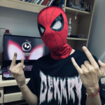 Spinnenheld-Maske mit Ring-Fernbedienung